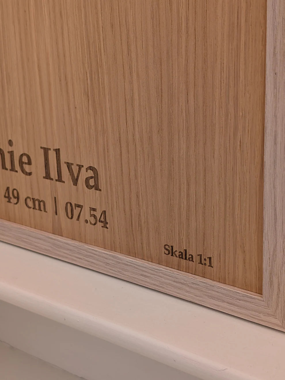 Födelsetavla bebis i skala 1:1 vänd åt vänster